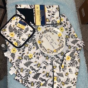 Home Collection “Bee Wildflower” 9 piece Kitchen Set.  NWT